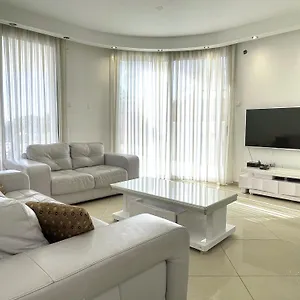 3br Garden Apt Golf דירה